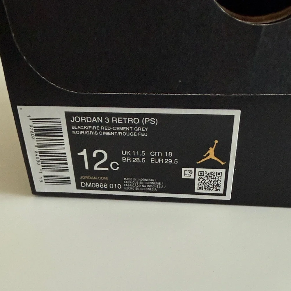 Jordan 3 Retro Kids Sneakers - Black and Gray - Picture 2 of 6